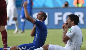 Suarez e Chiellini - LaPresse - SAmpGazzetta.it